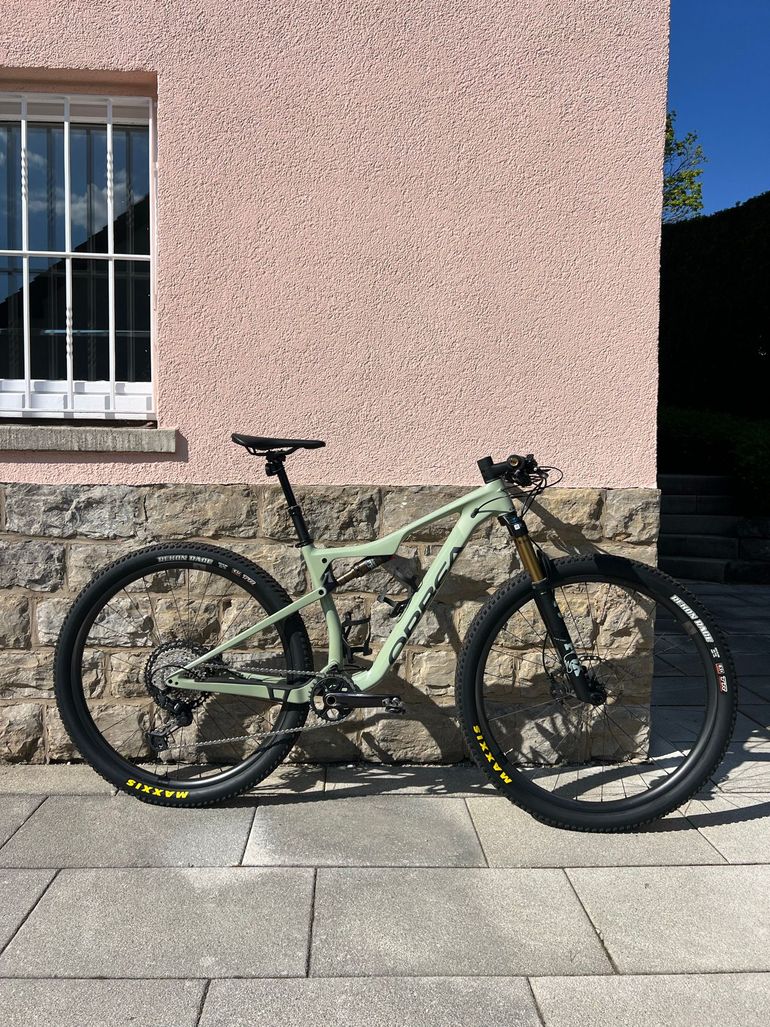 Used Orbea OIZ M10 TR 2022 2022 Mountainbike, Green, 29 — image 1 of 5
