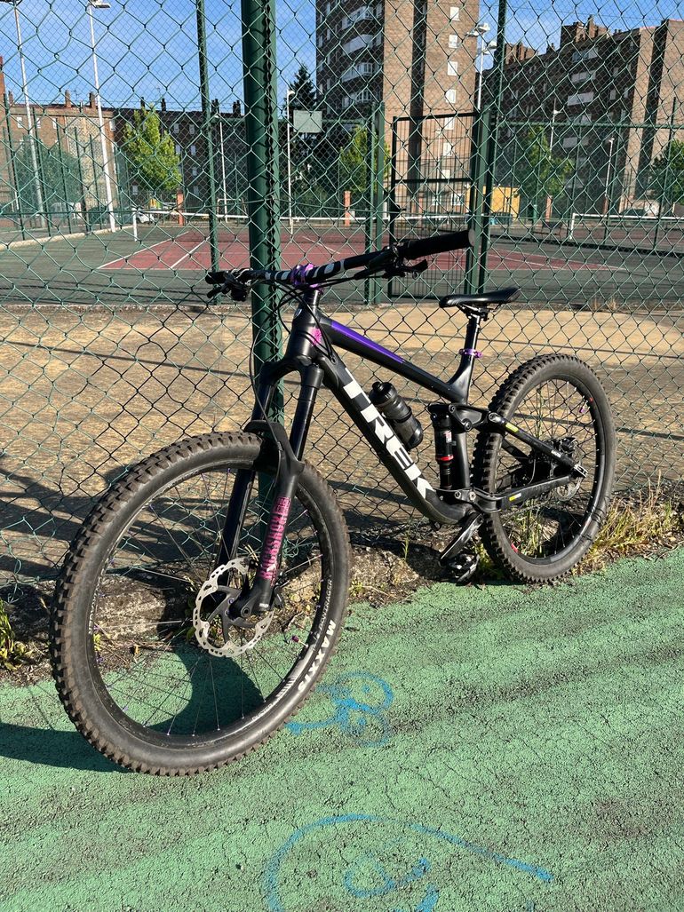 Used Trek Remedy 8 2017 2017 Mountainbike, Black, 27.5 — image 1 of 7