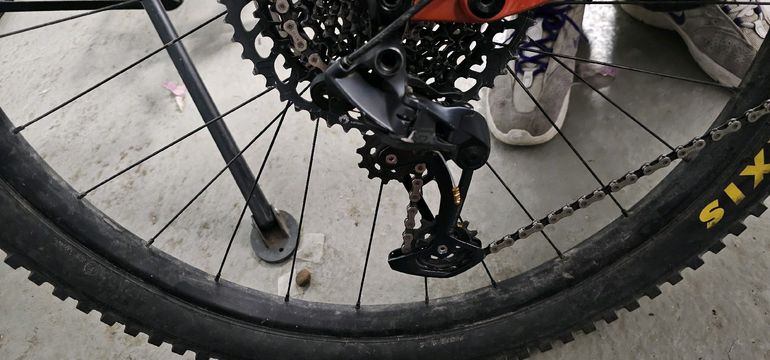 Used Specialized Enduro Comp 2022 2022 Mountainbike, Orange, 29 — image 5 of 11
