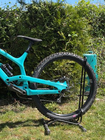 YT Industries Tues SRAM GX DH 2023 Mountainbike d'occasion — image 15 sur 18