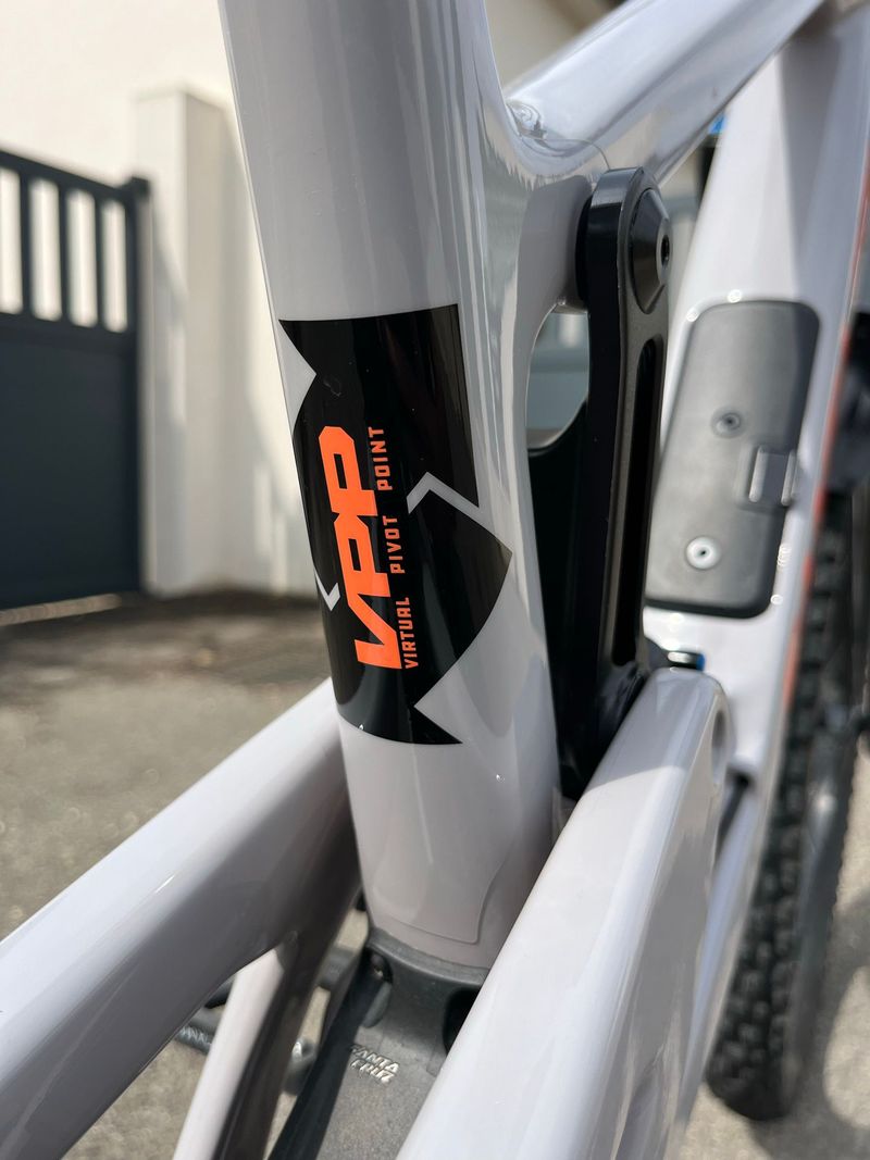 Used Santa Cruz Nomad SRAM GX Eagle 2023 Mountainbike, Light Gray — image 8 of 21