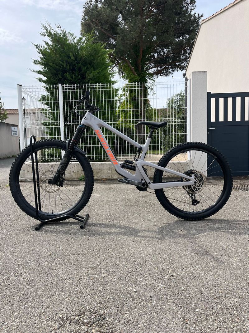 Used Santa Cruz Nomad SRAM GX Eagle 2023 Mountainbike, Light Gray — image 2 of 21
