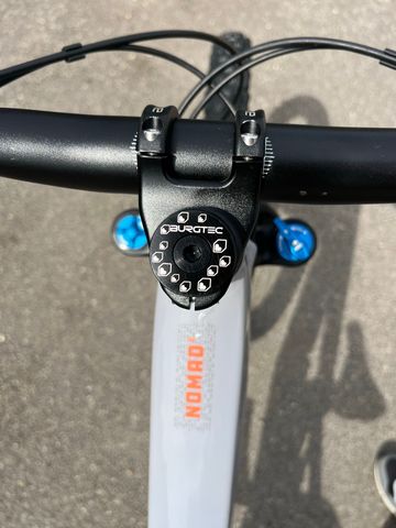 Used Santa Cruz Nomad SRAM GX Eagle 2023 Mountainbike, Light Gray — image 11 of 21