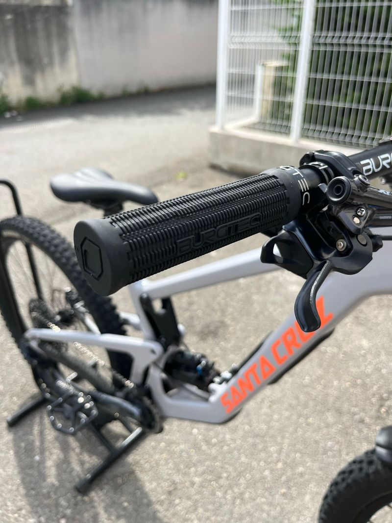Used Santa Cruz Nomad SRAM GX Eagle 2023 Mountainbike, Light Gray — image 13 of 21