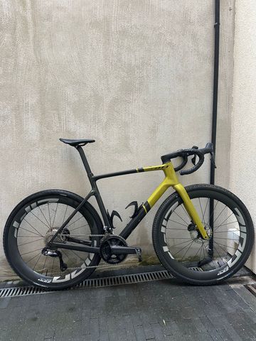 Scott Addict Shimano Ultegra Di2 (12 Speed) 2024 Road & Gravel usato