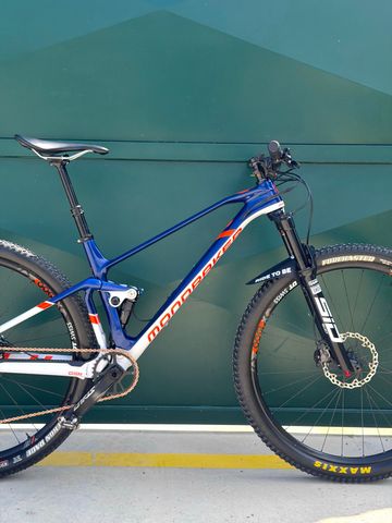 Mondraker F-PODIUM CARBON 2023 2023 Mountainbike usato, Blu — immagine 2 di 15