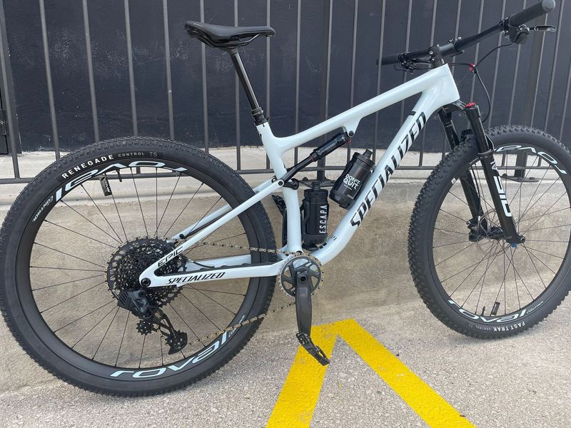 Used Specialized Epic Expert 2023 2023 Mountainbike, White, 29 — image 1 of 7