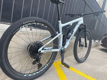 Used Specialized Epic Expert 2023 2023 Mountainbike, White, 29 — image 2 of 7