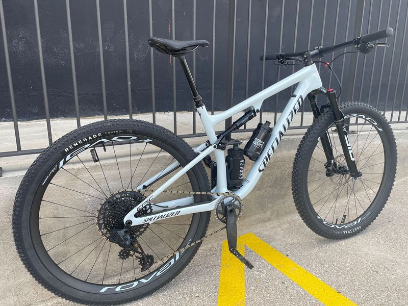 Used Specialized Epic Expert 2023 2023 Mountainbike, White, 29 — image 3 of 7
