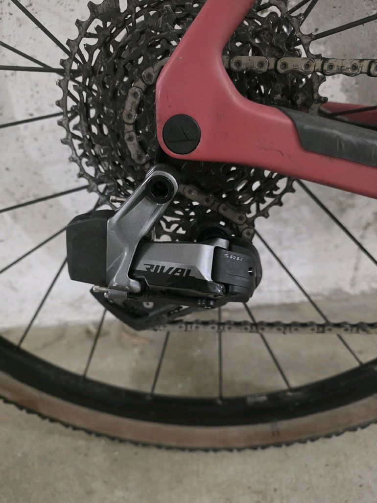 Used Canyon Grizl CF SL 7 eTap 2022 2022 Road & Gravel, Schwarz — image 16 of 17