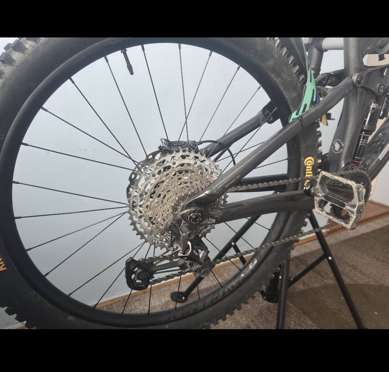 Used Trek Remedy Shimano Deore XT 2024 Mountainbike, Black — image 8 of 9