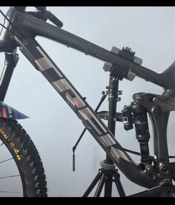 Used Trek Remedy Shimano Deore XT 2024 Mountainbike, Black — image 2 of 9