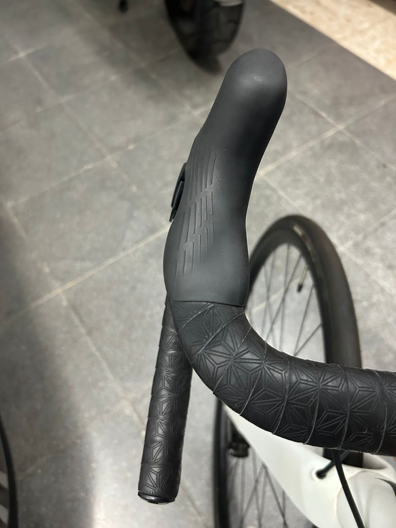 Used Specialized Roubaix SL8 Comp - Shimano 105 Di2 2025 2025 Road & Gravel, White — image 15 of 17