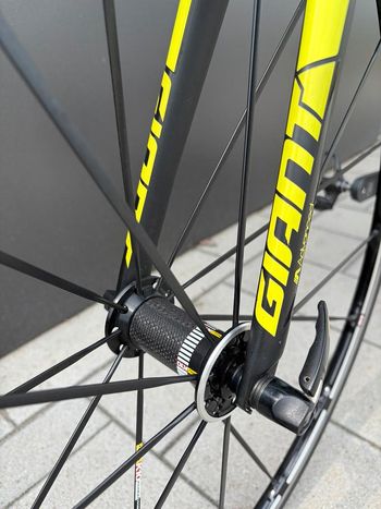 Used Giant Giant TCR Advanced SL Shimano Ultegra 2017 Road & Gravel, Black — image 9 of 11