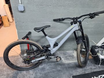 Gebrauchtes Specialized Demo Frameset 2019 Mountainbike, Hellgrau — Bild 2 von 3