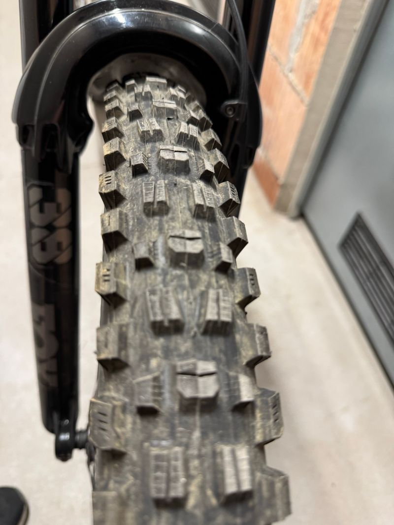 Used Giant Reign 1 2023 2023 Mountainbike, Blue, 29 — image 8 of 10