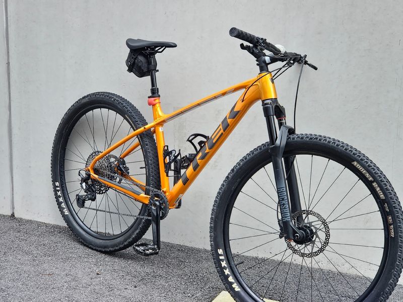 Used Trek X-Caliber 9 2022 2022 Mountainbike, Orange, 27.5, 29 — image 1 of 8