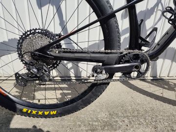 Tweedehands KTM Scarp Shimano Deore XT 2024 Mountainbike — afbeelding 2 van 4