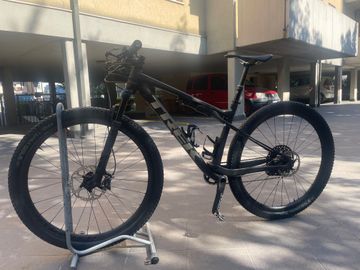 Tweedehands Trek Supercaliber 9.8 XT 2023 2023 Mountainbike — afbeelding 2 van 11
