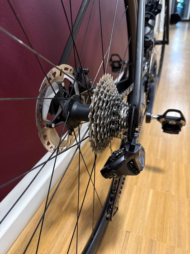 Canyon Endurace CF 8 Di2 2024 2024 Road & Gravel usato, Nero — immagine 6 di 14