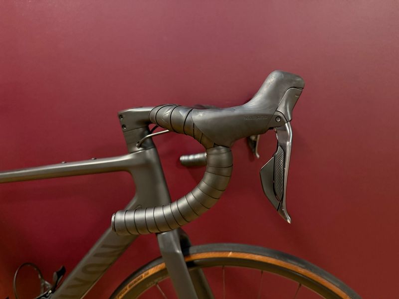 Canyon Endurace CF 8 Di2 2024 2024 Road & Gravel usato, Nero — immagine 9 di 14