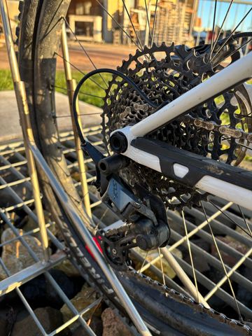 Used Commencal META HT Shimano SLX 2023 Mountainbike, White — image 2 of 11