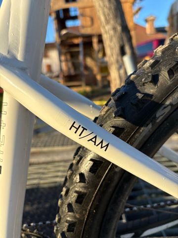 Used Commencal META HT Shimano SLX 2023 Mountainbike, White — image 5 of 11