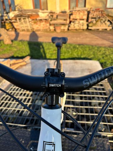 Used Commencal META HT Shimano SLX 2023 Mountainbike, White — image 7 of 11
