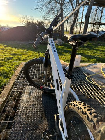 Used Commencal META HT Shimano SLX 2023 Mountainbike, White — image 9 of 11
