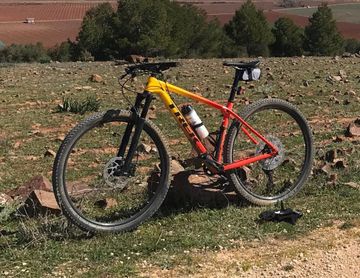 Used Trek Procaliber 9.6 2020 2020 Mountainbike, Orange, 27.5, 29 — image 3 of 4