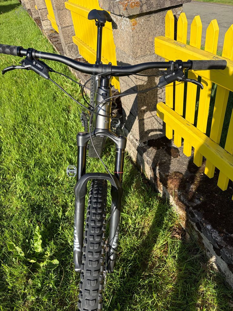 Used Trek Slash 7 Gen 5 2023 2023 Mountainbike, Hellgrau, 29 — image 9 of 13