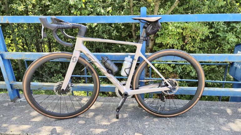 Used Scott Addict RC 10 2022 2022 Road & Gravel, Light Gray — image 1 of 4
