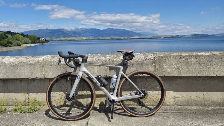Used Scott Addict RC 10 2022 2022 Road & Gravel, Light Gray — image 2 of 4