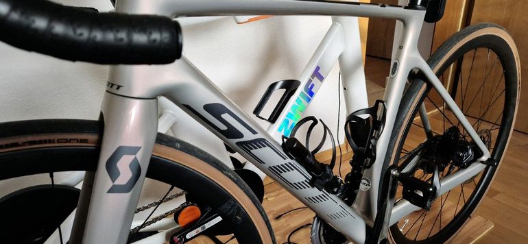 Used Scott Addict RC 10 2022 2022 Road & Gravel, Light Gray — image 4 of 4