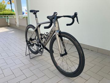 Used Trek Madone 9.5 2017 2017 Road & Gravel, Light Gray — image 2 of 23