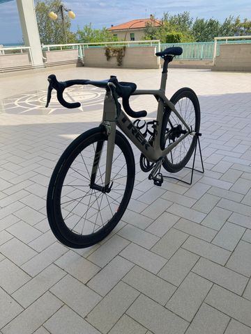 Used Trek Madone 9.5 2017 2017 Road & Gravel, Light Gray — image 6 of 23