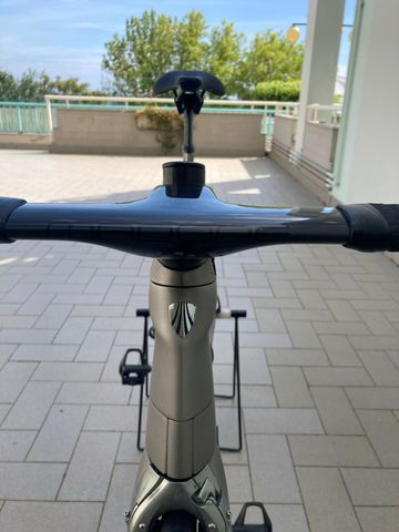 Used Trek Madone 9.5 2017 2017 Road & Gravel, Light Gray — image 9 of 23
