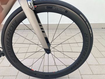 Used Trek Madone 9.5 2017 2017 Road & Gravel, Light Gray — image 8 of 23