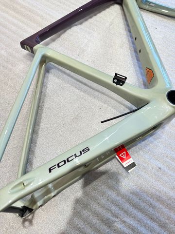 Używany Focus IZALCO MAX 8.8 2024 Frameset 2024 Road & Gravel — zdjęcie 2 z 5