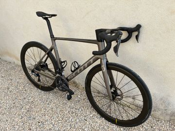 Używany Scott Addict RC 15 2022 2022 Road & Gravel — zdjęcie 1 z 9