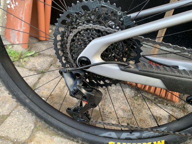 Used Santa Cruz Blur SRAM GX Eagle 2024 Mountainbike, Light Gray, 29 — image 11 of 22