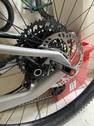 Used Santa Cruz Blur SRAM GX Eagle 2024 Mountainbike, Light Gray, 29 — image 21 of 22