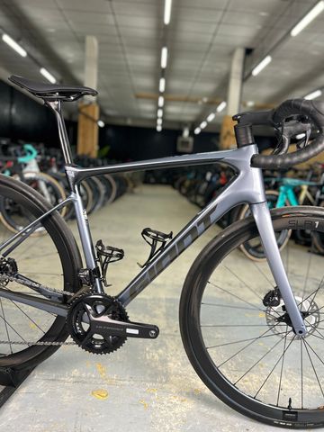 Giant Defy, Advanced Pro 1 2023 2023 Road & Gravel usato, Grigio chiaro — immagine 10 di 22
