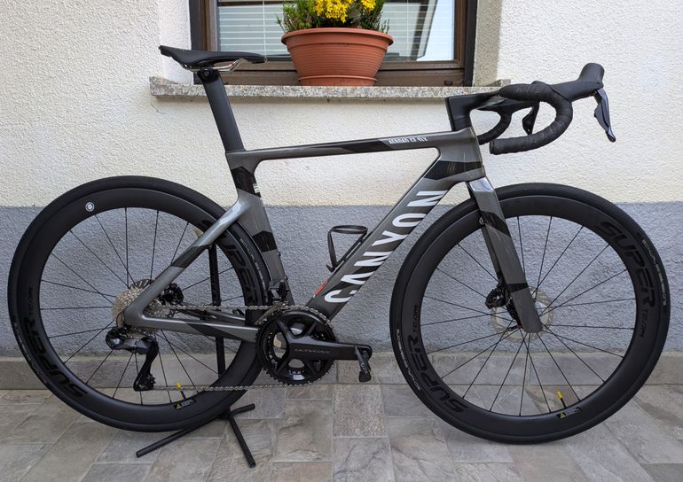 Used Canyon Aeroad CF SLX 8 Di2 2025 2025 Road & Gravel — image 1 of 8