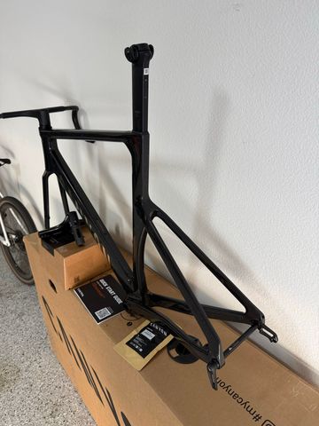 Used Canyon Aeroad CFR Di2 2025 Frameset 2025 Road & Gravel, Black — image 7 of 8