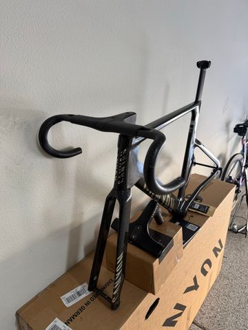 Used Canyon Aeroad CFR Di2 2025 Frameset 2025 Road & Gravel, Black — image 8 of 8