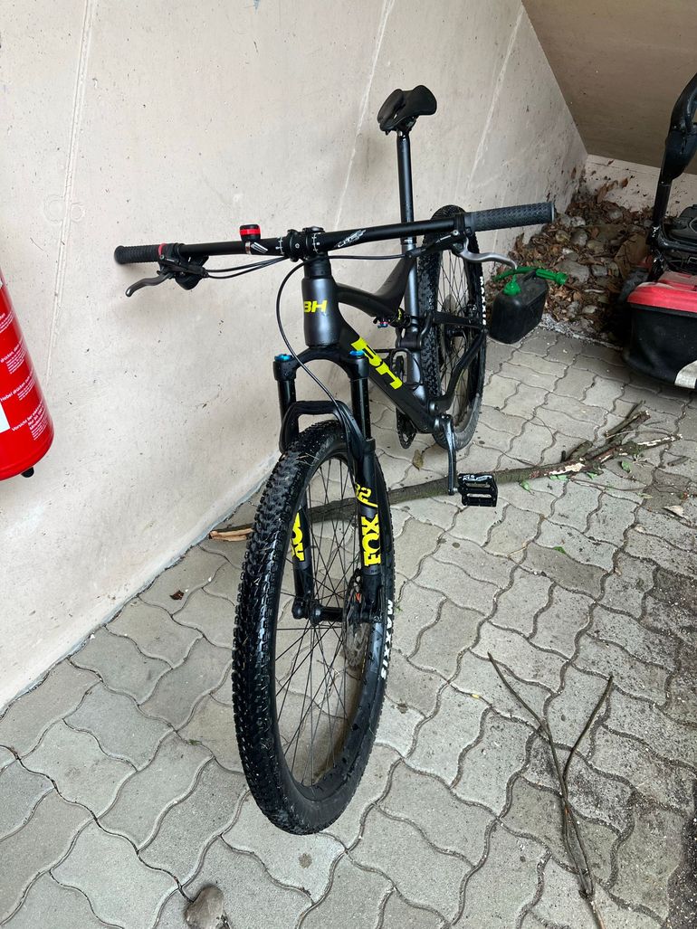 Used BH LYNX RACE CARBON RC 7.0 2022 2022 Mountainbike, Light Gray, 29 — image 2 of 16