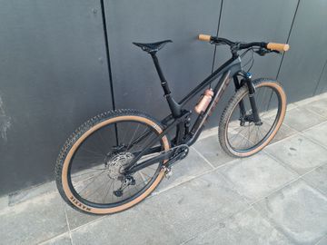 Trek Top Fuel 9.7 2023 2023 Mountainbike usato, Nero — immagine 2 di 11