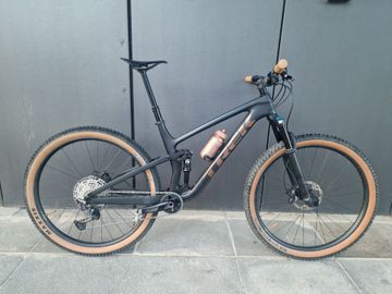 Trek Top Fuel 9.7 2023 2023 Mountainbike usato, Nero — immagine 1 di 11