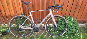 Used Scott Addict RC 10 2022 2022 Road & Gravel — image 1 of 10